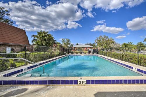 Beachy Fort Myers Townhome About 10 Mi To Ocean!