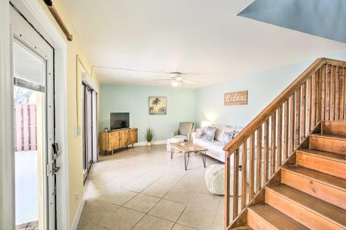 Beachy Fort Myers Townhome About 10 Mi To Ocean!