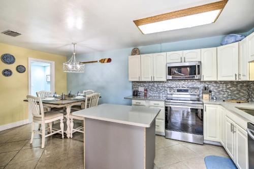 Beachy Fort Myers Townhome About 10 Mi To Ocean!
