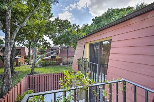 Beachy Fort Myers Townhome About 10 Mi To Ocean!