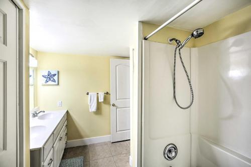 Beachy Fort Myers Townhome About 10 Mi To Ocean!