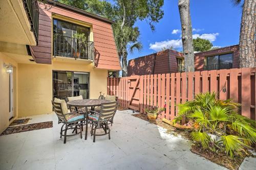 Beachy Fort Myers Townhome About 10 Mi To Ocean!