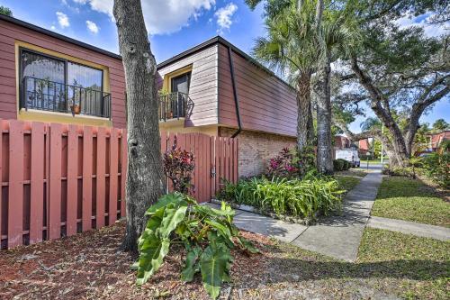 Beachy Fort Myers Townhome About 10 Mi To Ocean!