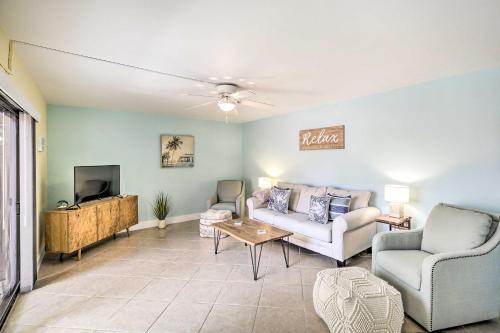 Beachy Fort Myers Townhome About 10 Mi To Ocean!
