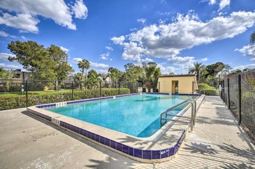 Beachy Fort Myers Townhome About 10 Mi To Ocean!