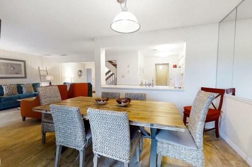 2098 Beach Wood