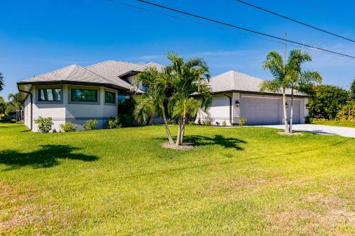 Waterfront Home With Golf Access & Heated Pool
