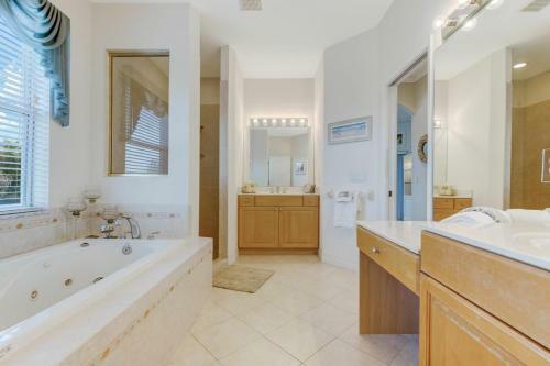 Villa Key Largo - Heated Pool & Spa, Private Beach, With Bicycles - Roelens Vacations