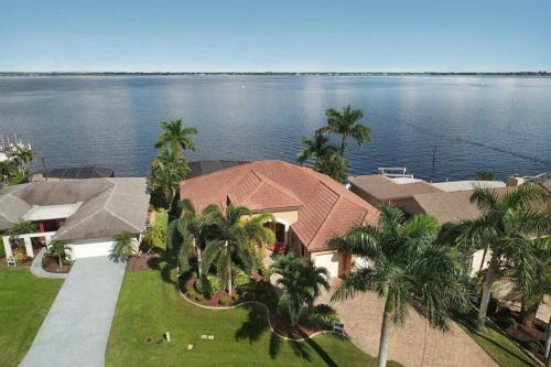 Villa Instaworthy Riverfront View - Riverhouse "queen"