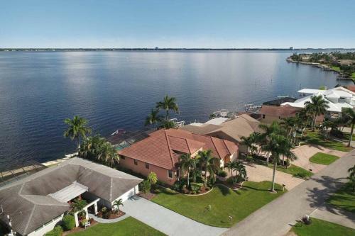 Villa Instaworthy Riverfront View - Riverhouse "queen"