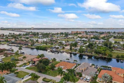 Cape Serenity- Luxury Waterfront Villa With Kayaks