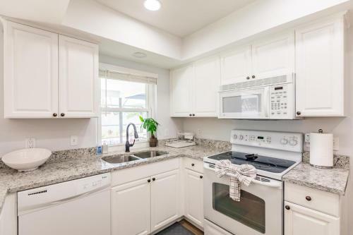 Cape Coral Vacation Villa - Totally Updated