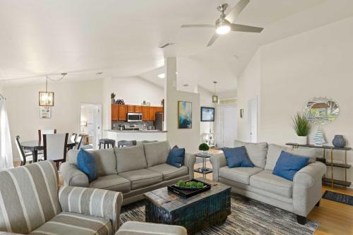 Canalfront Cape Coral Home With Screened Patio!