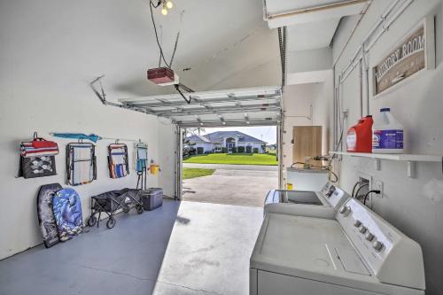 Chic Cape Coral Oasis With Pool About 7 Mi To Beach