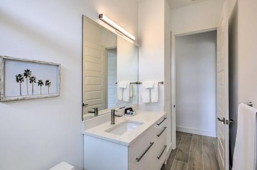 Canalfront Cape Coral Escape With Lanai And Pool!