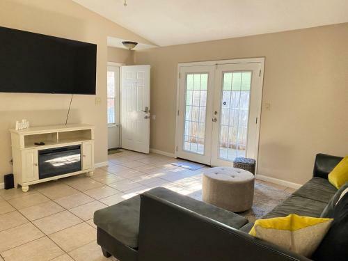 Sleeps 6 Home - 8 Minutes Away From Pensacola Beach