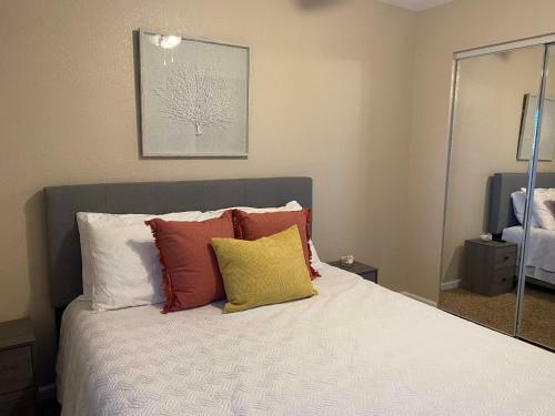 Sleeps 6 Home - 8 Minutes Away From Pensacola Beach