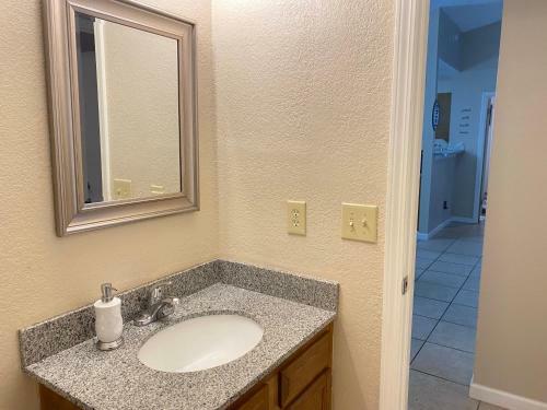 Sleeps 6 Home - 8 Minutes Away From Pensacola Beach