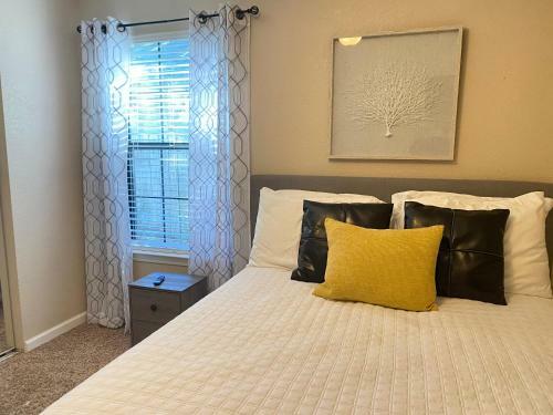 Sleeps 6 Home - 8 Minutes Away From Pensacola Beach