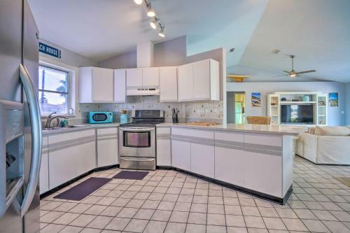 Beachy Cape Coral Home - Swim, Fish, Boat!