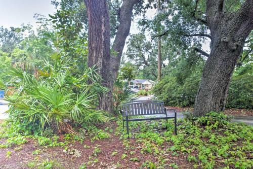 Quiet Retreat With Fire Pit, 4 Mi To Pensacola!