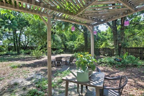 Quiet Retreat With Fire Pit, 4 Mi To Pensacola!
