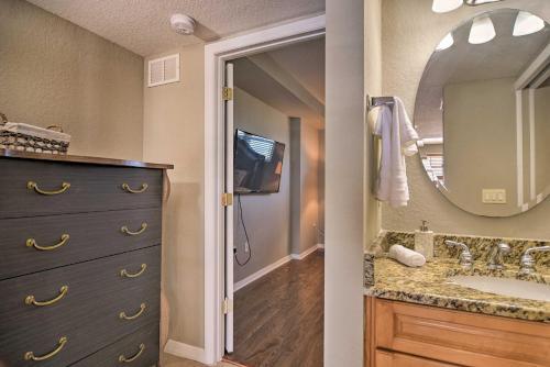 Apartamento Coastal Clearwater Condo Half Mile To Beach!