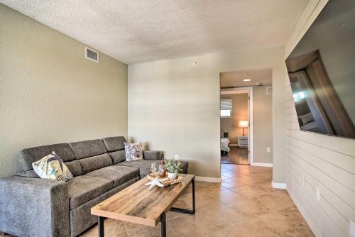Apartamento Coastal Clearwater Condo Half Mile To Beach!