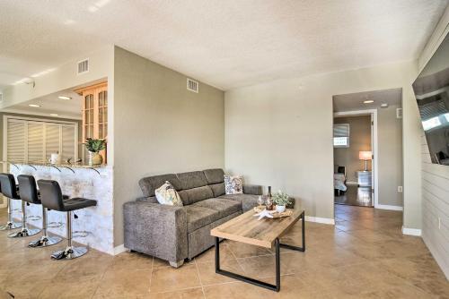Apartamento Coastal Clearwater Condo Half Mile To Beach!