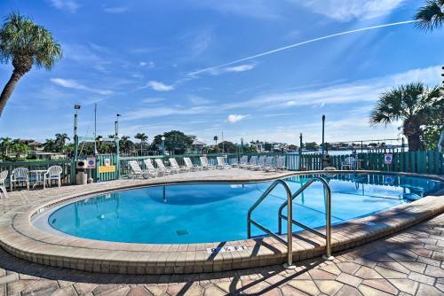Apartamento Coastal Clearwater Condo Half Mile To Beach!