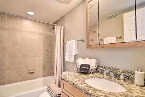 Apartamento Coastal Clearwater Condo Half Mile To Beach!