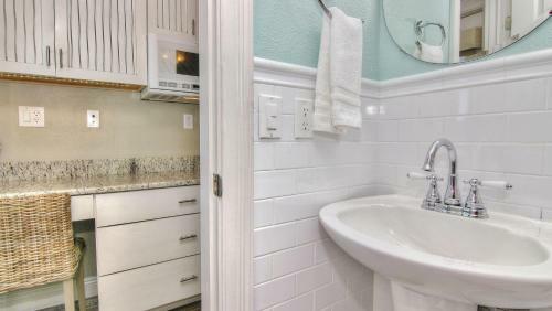 Bungalow Beach Place By Teeming Vacation Rentals