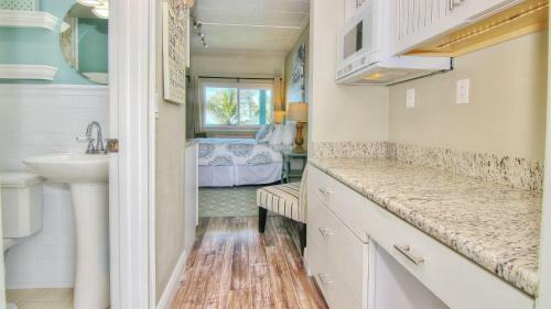 Bungalow Beach Place By Teeming Vacation Rentals