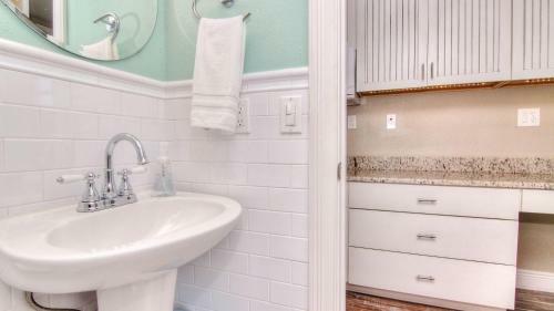 Bungalow Beach Place By Teeming Vacation Rentals