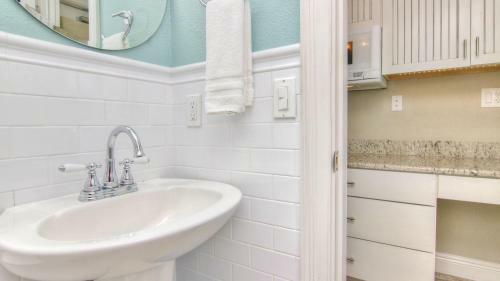 Bungalow Beach Place By Teeming Vacation Rentals