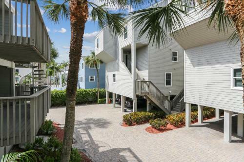 Pelican Pointe Spacious Updated Beachfront With Double Balcony