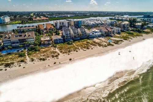 Pelican Pointe Spacious Updated Beachfront With Double Balcony