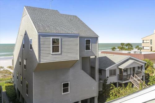 Pelican Pointe Spacious Updated Beachfront With Double Balcony