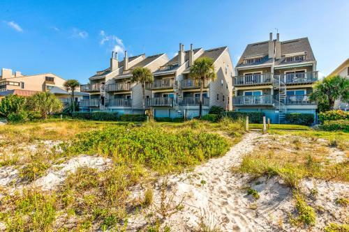 Pelican Pointe Spacious Updated Beachfront With Double Balcony