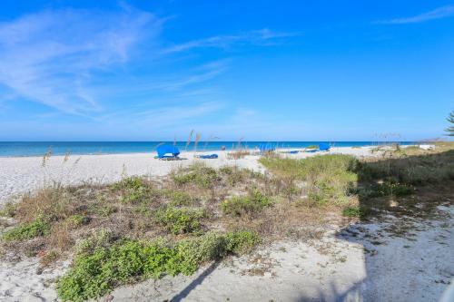 Holiday Villas 2 104 Updated Beach Front Property With A Pool!