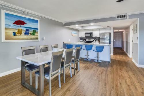 Holiday Villas 2 104 Updated Beach Front Property With A Pool!