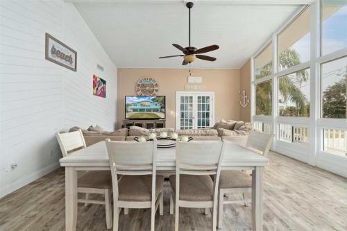 Fully Remodeled Family Beachhouse-walk To Beach.