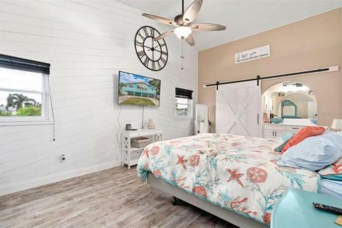 Fully Remodeled Family Beachhouse-walk To Beach.