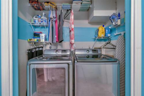 Fully Remodeled Family Beachhouse-walk To Beach.