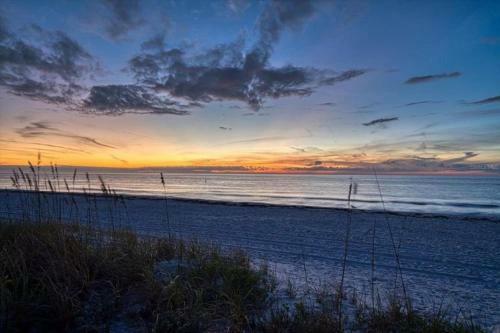Fully Remodeled Family Beachhouse-walk To Beach.