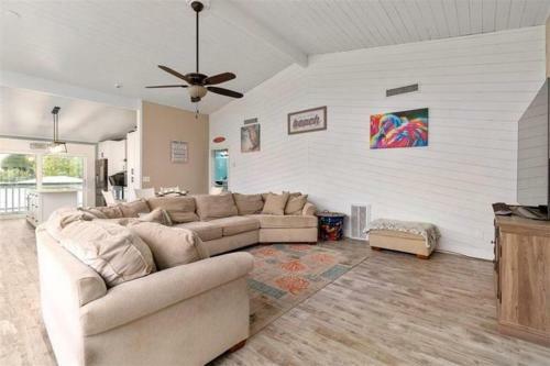 Fully Remodeled Family Beachhouse-walk To Beach.