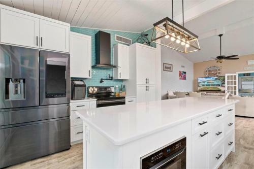 Fully Remodeled Family Beachhouse-walk To Beach.