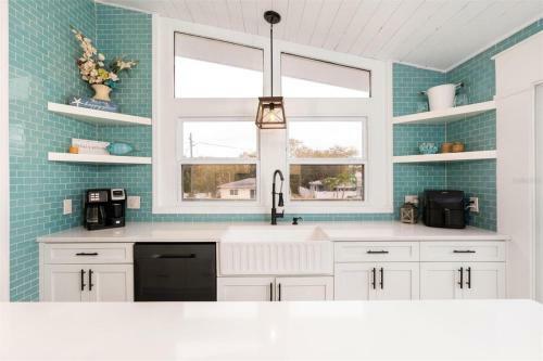 Fully Remodeled Family Beachhouse-walk To Beach.