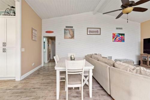 Fully Remodeled Family Beachhouse-walk To Beach.