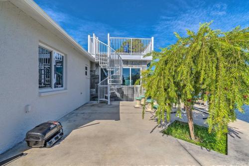 Canalfront Home Kayakers Paradise With Deck!